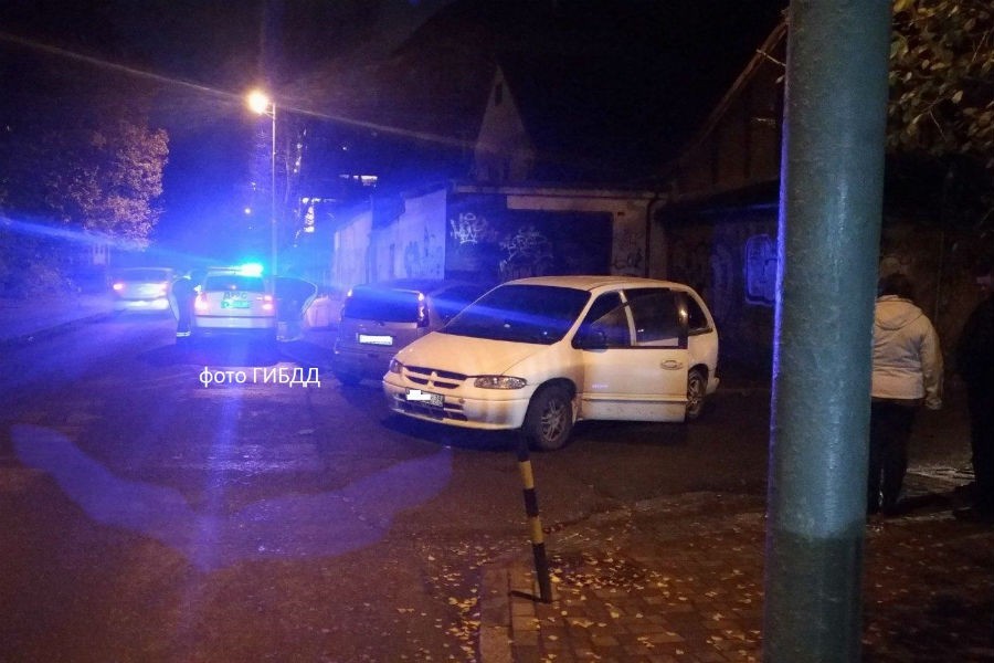 В Калининграде «Крайслер» вылетел на тротуар и сбил женщину, у нее тяжелые травмы