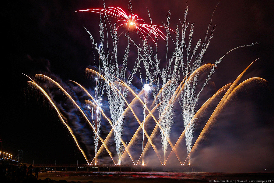 Небо, море и огни: в Зеленоградске стартовал чемпионат фейерверков