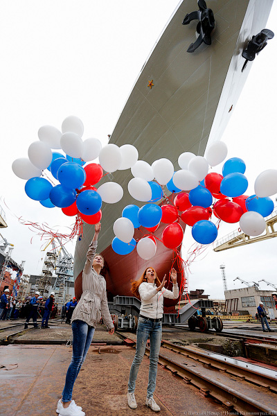 Исполин на колёсах: в Калининграде спустили на воду фрегат «Адмирал Макаров»