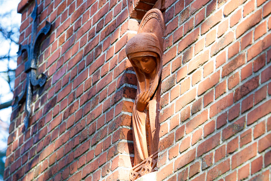 Неизвестные надгробия: храм Серафима Саровского в кирхе Раушена