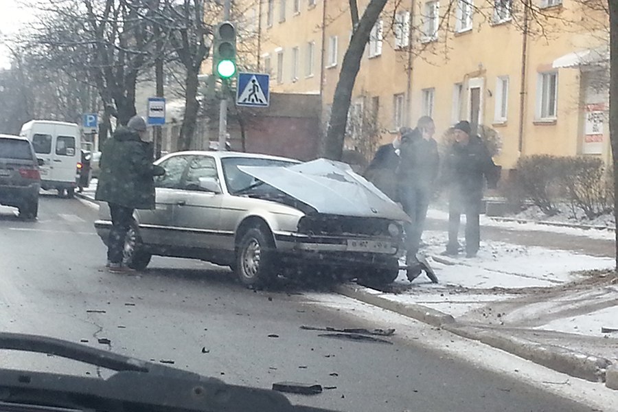 В Калининграде из-за гололеда «БМВ» вылетел на тротуар (фото)
