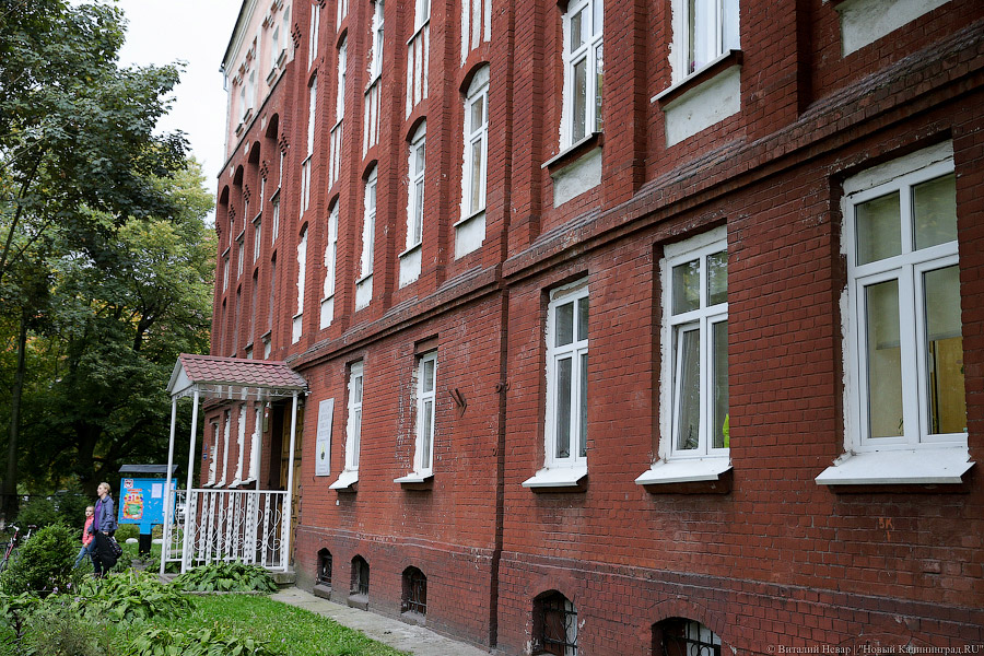 Осторожно, кирпичи: на Эпроновской осыпается историческое здание школы