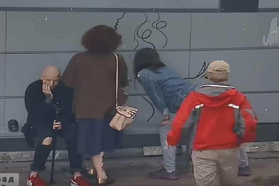 В Калининграде разрисовывающие стены вандалы попали на камеры наблюдения (видео)