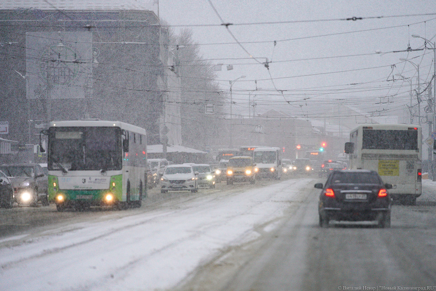 «В холодных объятьях распутицы»: первый снегопад в Калининграде привел к коллапсу (фото)