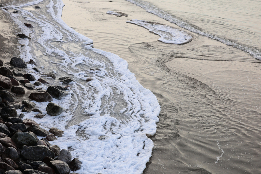 Мороз и море: как стихия украсила променад в Зеленоградске (фото)