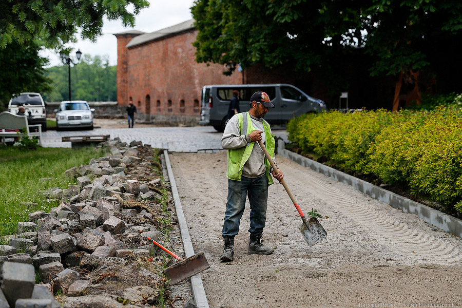 Из-за съемок сериала переносятся сроки ремонта тротуара у Музея янтаря