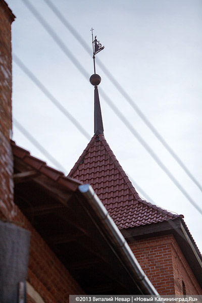 «У РПЦ свои законы»: рядом с кирхой Арнау появился двухэтажный дом (+фото)