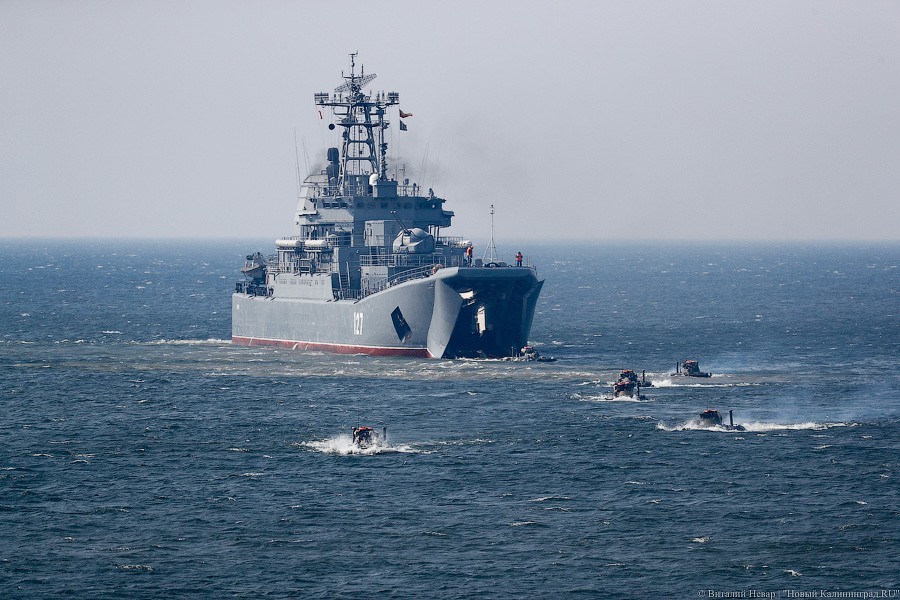 Берег в огне: на Балтфлоте отработали высадку морского десанта