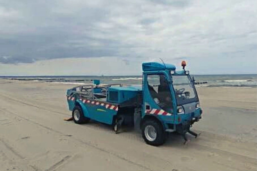 Зеленоградские пляжи начали очищать с помощью спецтехники (видео)