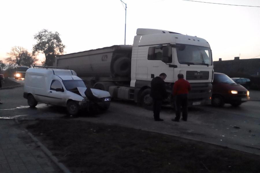 Из-за ДТП с участием самосвала и авто у п. Шоссейное собралась большая пробка (фото)