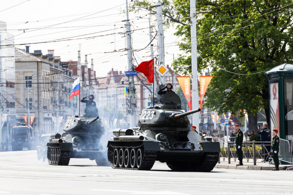 Под Знаменем Победы: в центре Калининграда прошел военный парад (фото)