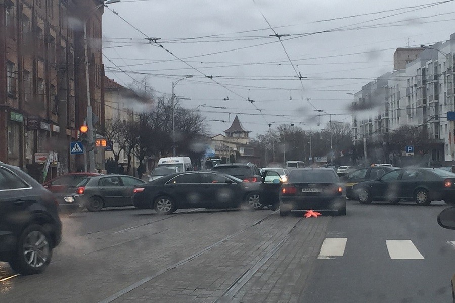 В центре Калининграда столкнулись две машины, образовалась пробка (фото)