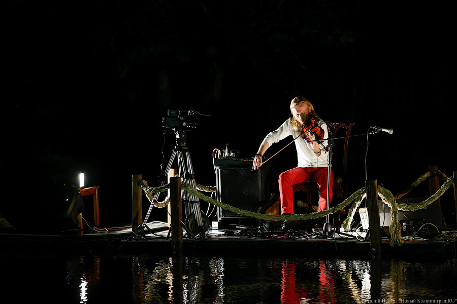 Вечерний Дьяков: как калининградский альтист устроил концерт на плоту (фото)