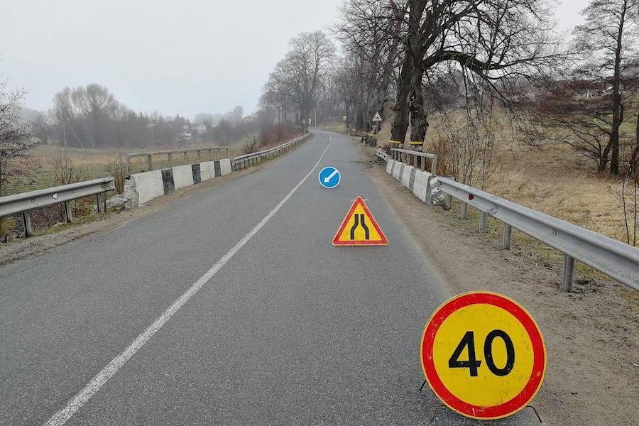 Под Зеленоградском «Киа» врезалась в ограждение моста