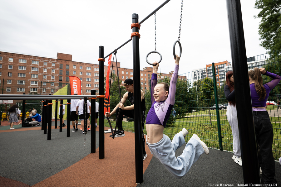 В Калининграде во второй раз за пятилетку открыли спортплощадку на Трибуца (фото)