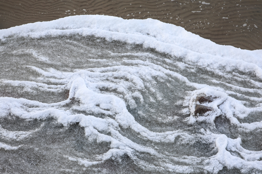 Мороз и море: как стихия украсила променад в Зеленоградске (фото)