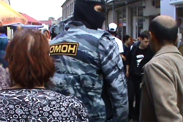 Рейд по рынку: силовики задержали в Калининграде 200 мигрантов (фото)