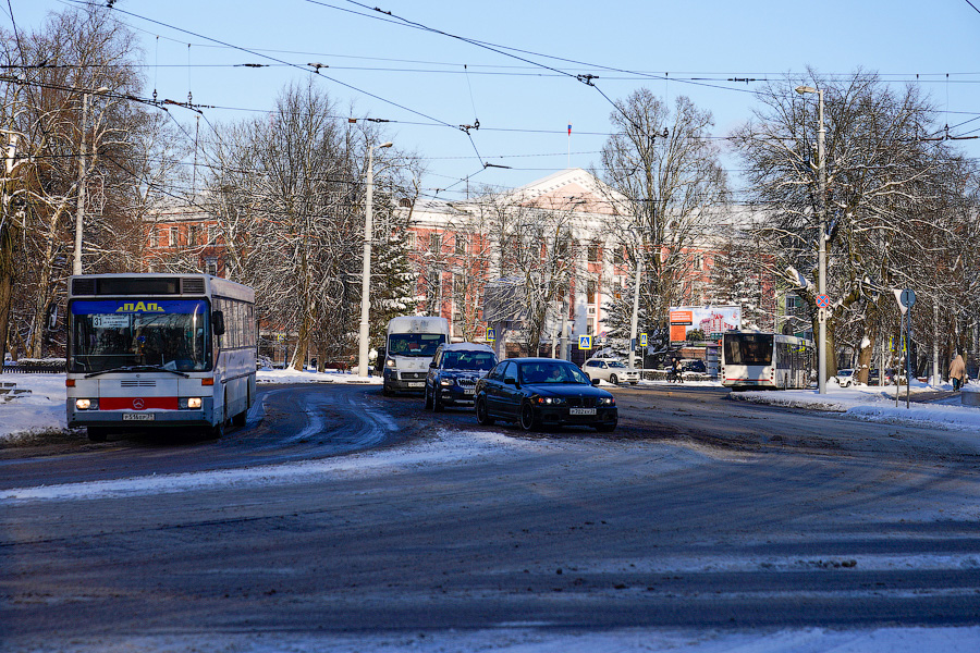 «Насладиться» зимой: во что превратились дороги в Калининграде после снегопада (фото)