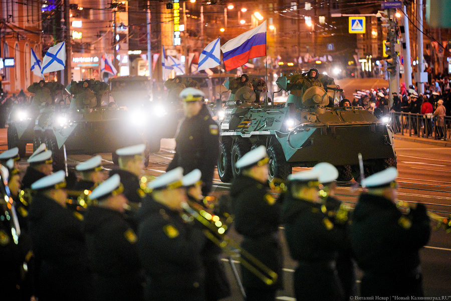 Вечерний марш: в Калининграде прошла репетиция парада Победы (фото)