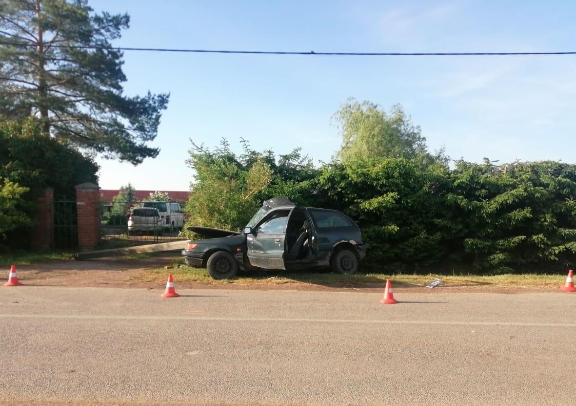 В Багратионовском округе «легковушка» въехала в столб, водитель скрылся
