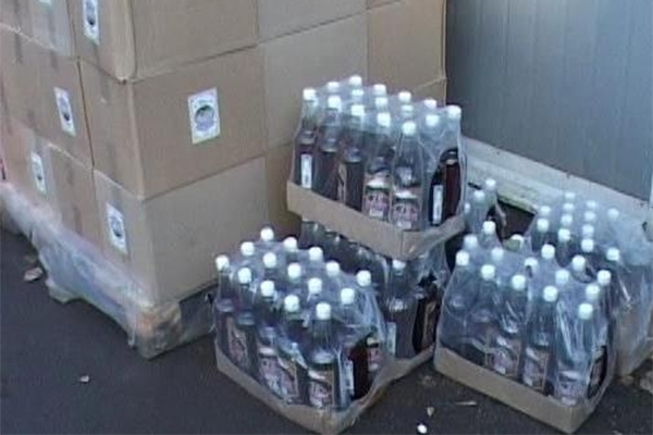 На складе на пр. Калинина полицейские изъяли тысячу литров поддельного алкоголя (фото)
