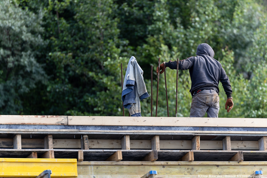 С видом на море и стройку: как выглядит пляж в Светлогорске этим летом