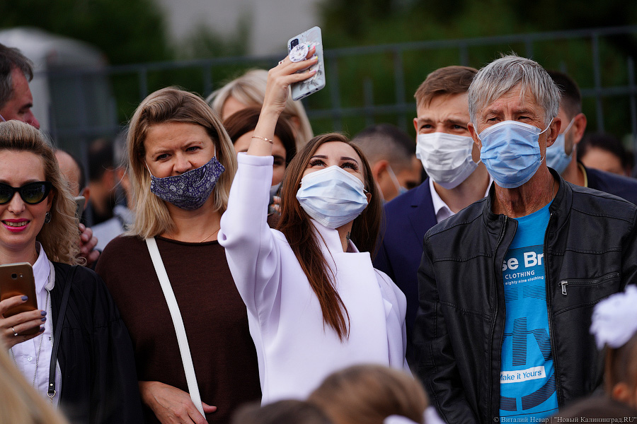 Серьёзное дело: как прошла первая линейка в самой новой школе Калининграда