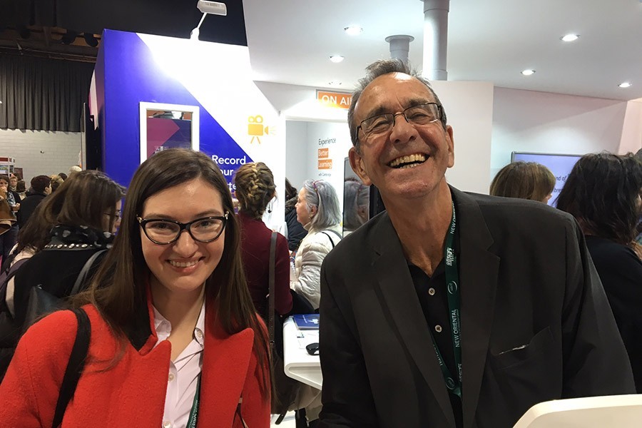 Возможность пошутить и сфотографироваться со Скоттом Сонбри мы не упустили. Как и купить его новое издание книги About Language