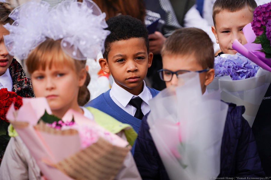 Серьёзное дело: как прошла первая линейка в самой новой школе Калининграда