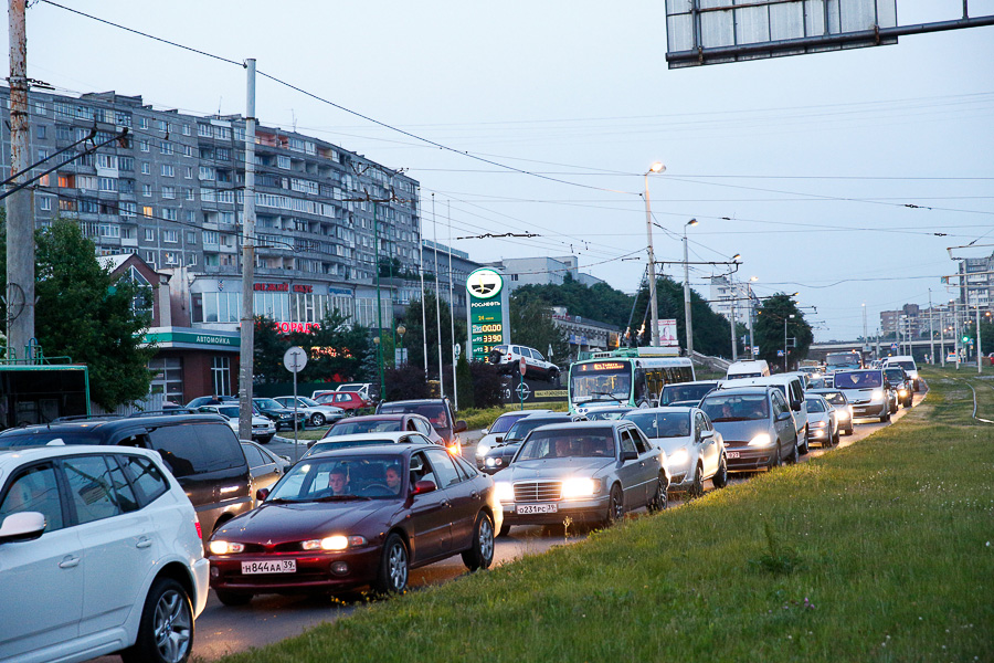 На Московском проспекте в дерево врезался «Рено», пострадал водитель (фото)