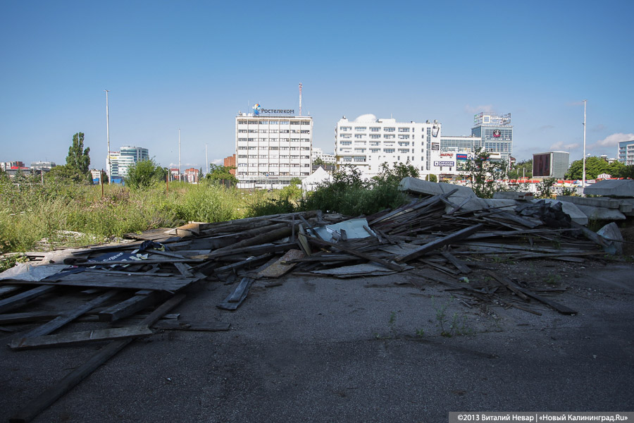 Позабыто, позаброшено: что скрывается за забором «Сердца города» у Дома Советов