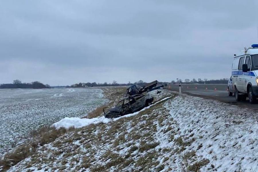 Двое пострадавших: в ГИБДД рассказали о ДТП с пожаром и вылетом в кювет (фото)