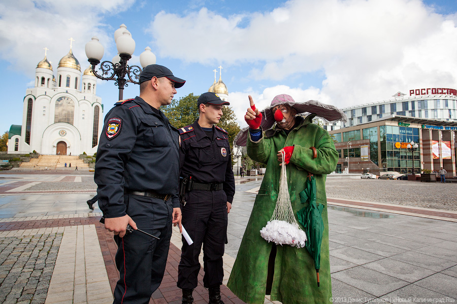 Клоуны на дорогах: участники шоу «сНежная симфония» устроили флэшмоб в Калининграде