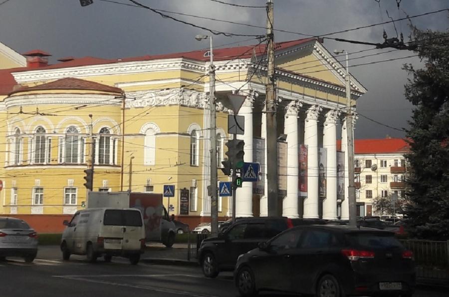 Драмтеатру подарили 10 миллионов рублей и парковку