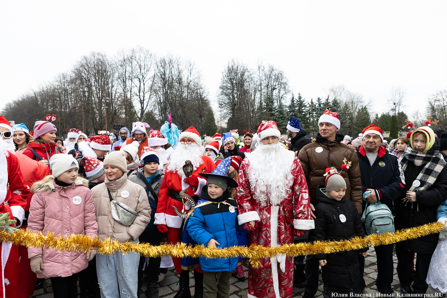 «Сказка к нам приходит»: на острове Канта прошел забег Дедов Морозов (фото)