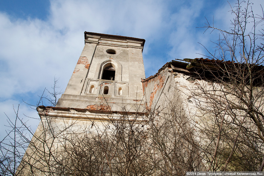 На крыше травка зеленеет: кирха начала XIX века в Перевалово покрывается плесенью и мхом