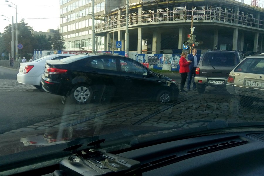На перекрёстке ул. Фрунзе и 9 Апреля в открытый люк провалился автомобиль (фото)