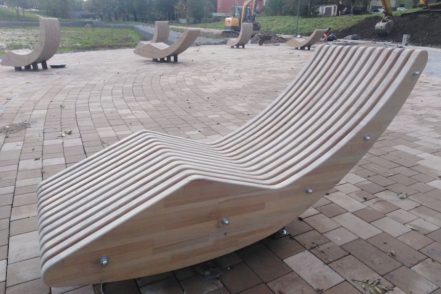 В Черняховске на берегу Замкового пруда установили деревянные парковые кресла (фото)