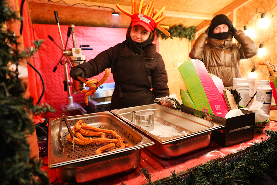 Гастрономическая шаурма и другие: на острове Канта открылась новогодняя ярмарка (фото)