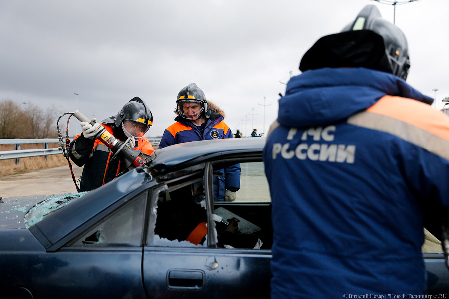 ДТП со зрелищным финалом: под Калининградом прошли учения спасателей