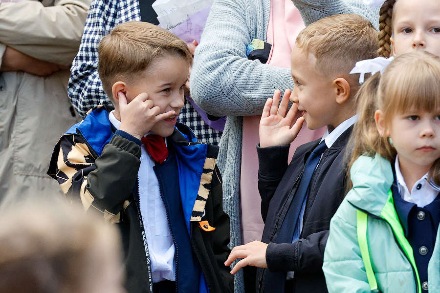 С военным оркестром и под «Катюшу»: в Калининграде открыли самую большую школу