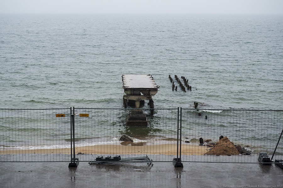 Обломки прошлого: как в Светлогорске разбирают старый променад (фото)