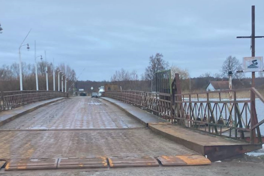 Власти сообщили, когда планируют построить наплавной мост через реку Немонин