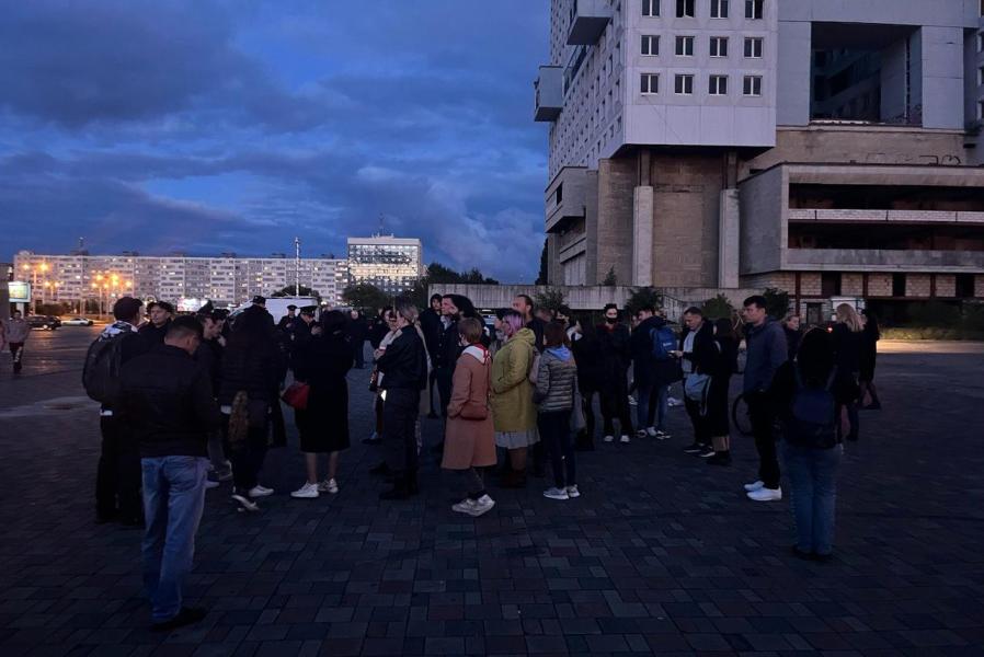 «Вы на митинг? Кто крайний?»: как калининградцы несанкционированно протестовали в центре (видео)