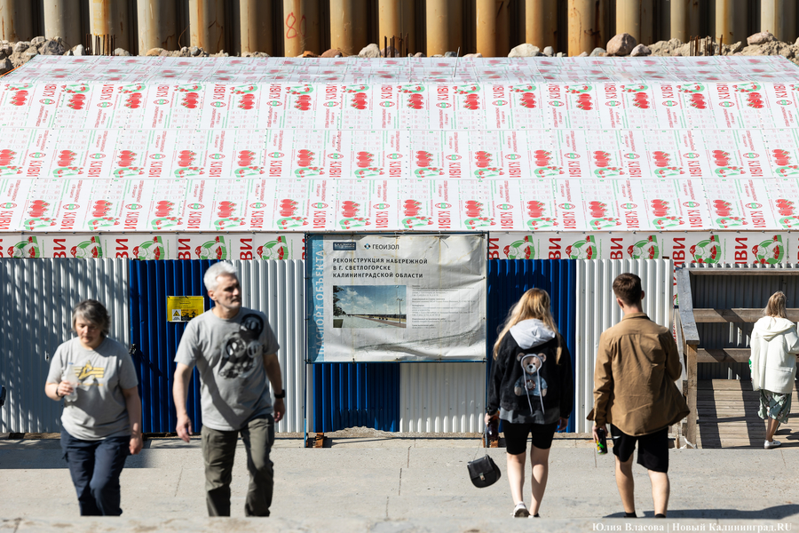 С видом на море и стройку: как выглядит пляж в Светлогорске этим летом