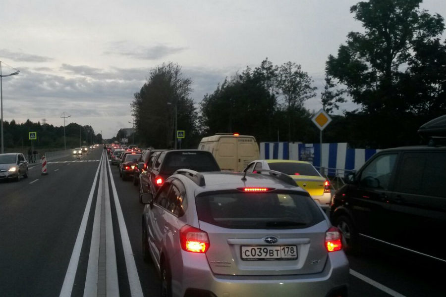 Водители: из-за огромных пробок пришлось смотреть фейерверк с дороги у Зеленоградска