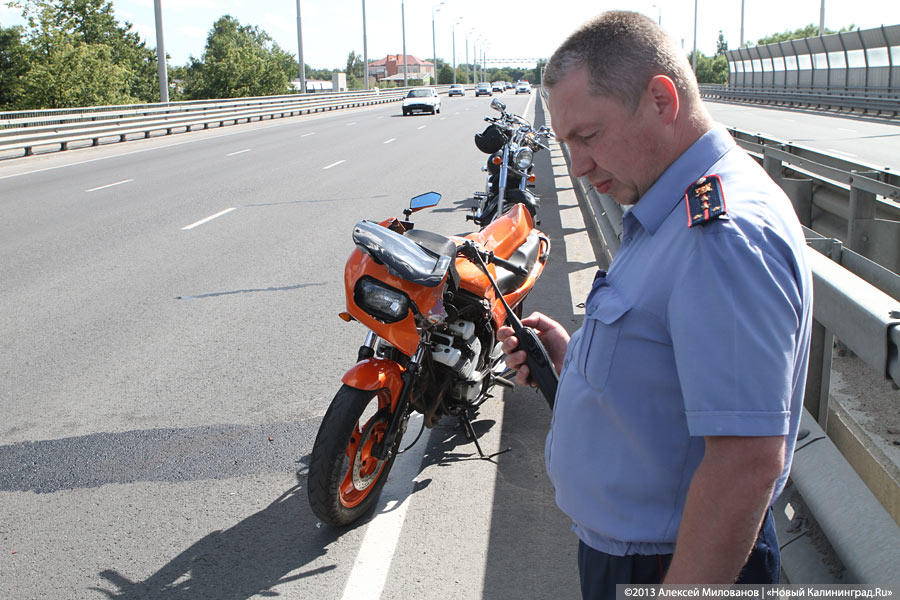 На второй эстакаде разбился мотоциклист, мотоцикл проехал ещё 300 метров (фото)