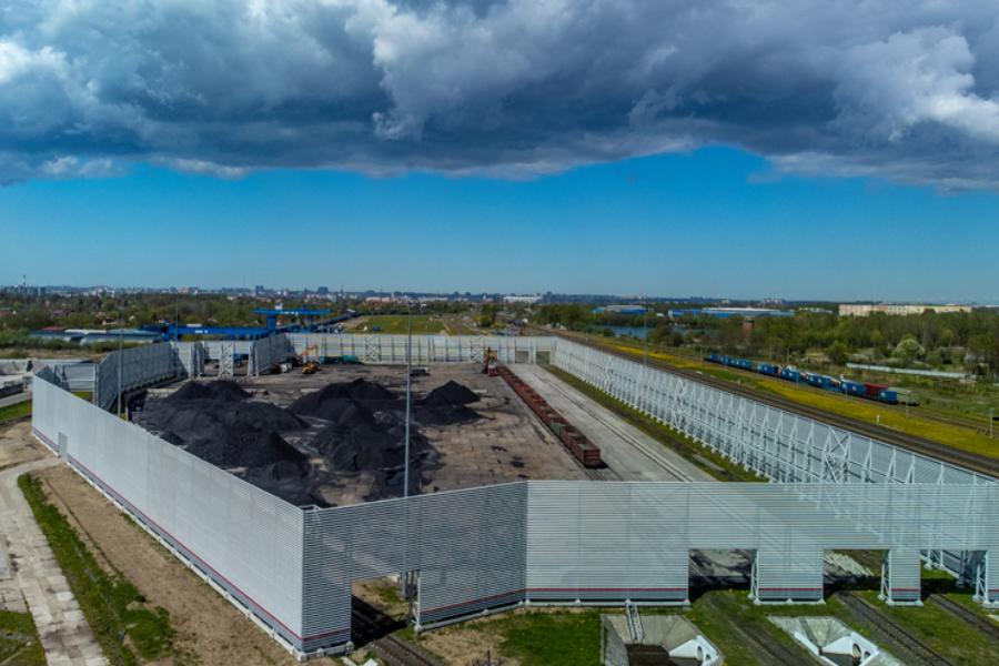 На угольном терминале на ул. Дзержинского установили 12-метровый пылеподавляющий экран