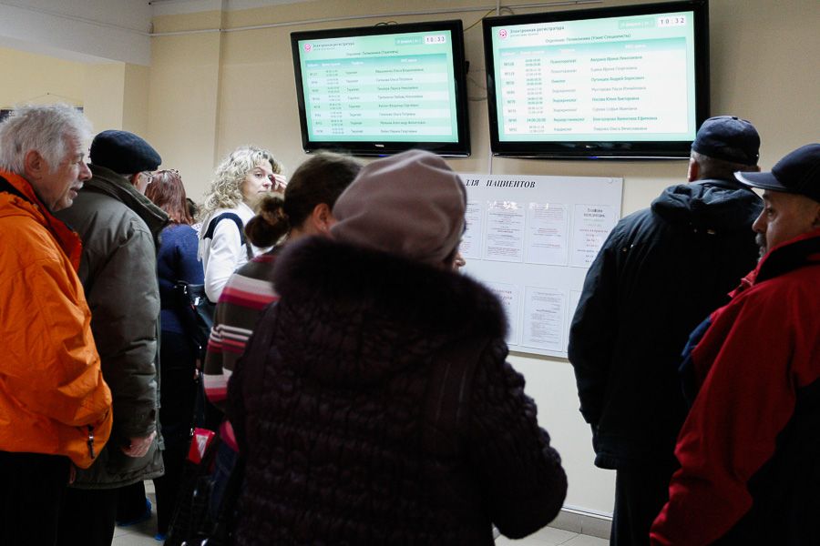 Полный дурдом: почему пациенты стоят в очереди в регистратуру поликлиники на Летней 2 часа 