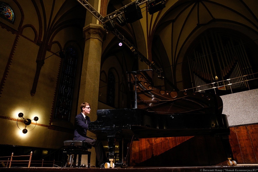 Благотворительный фонд собирает деньги для слепого пианиста из Пионерского